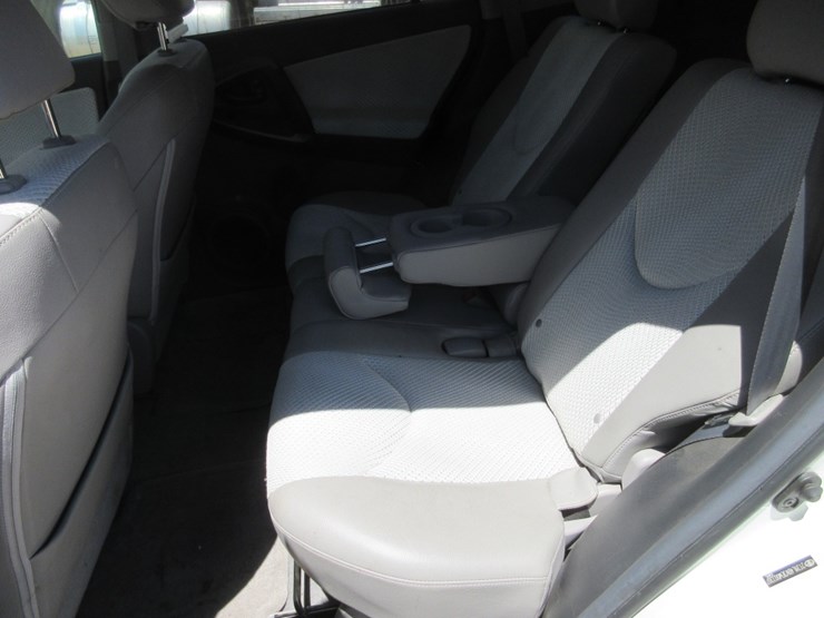 2014-toyota-rav4-image-11