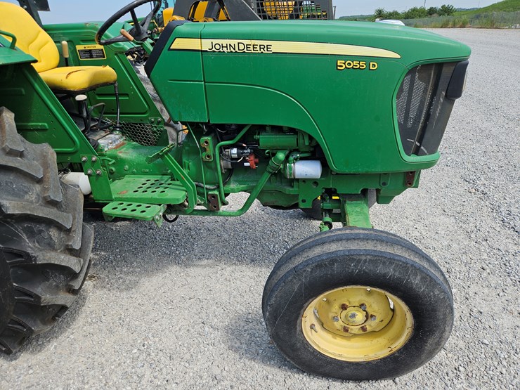2011-john-deere-5055d-image-2