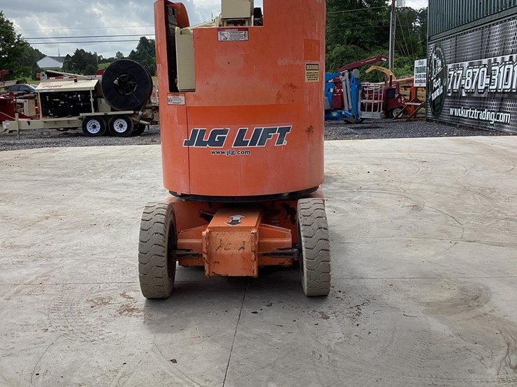 2005-jlg-e300ajp-image-3