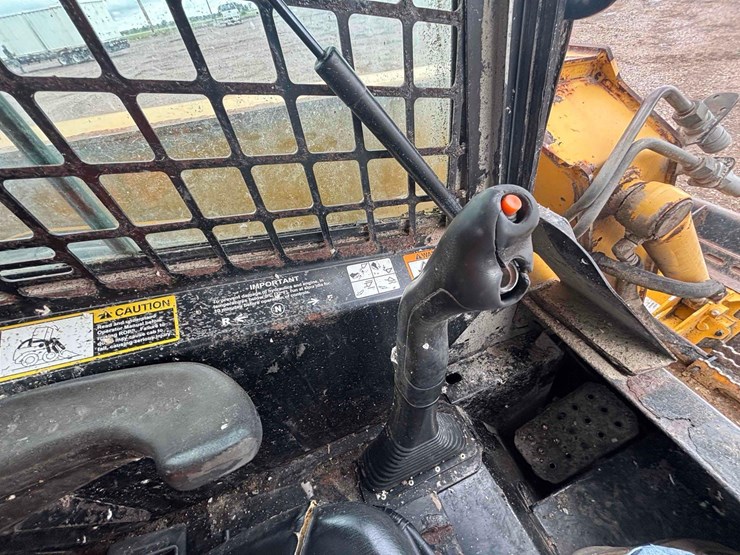 2007-deere-328-image-21