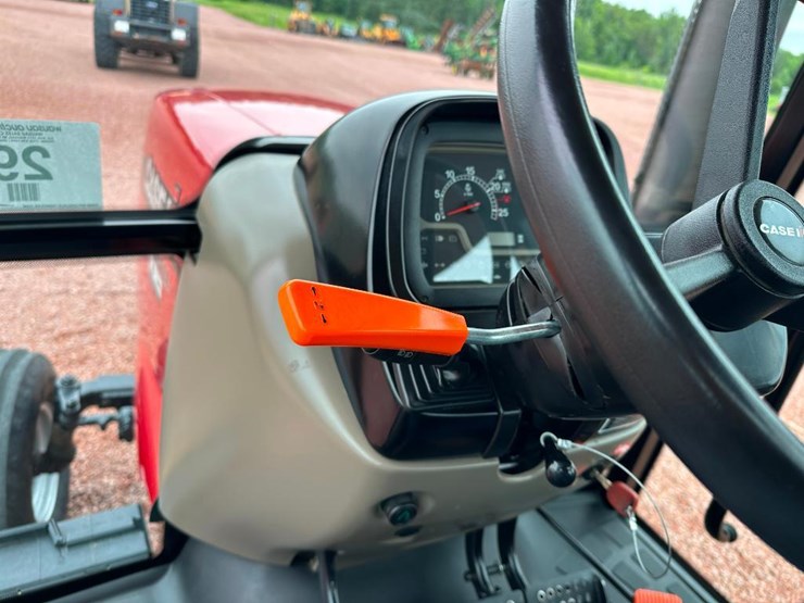 2015-case-ih-farmall-125a-image-46