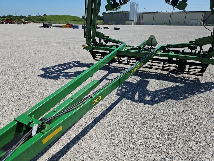 2016-john-deere-200-image-3