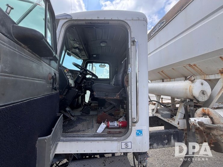 2000-peterbilt-357-image-83