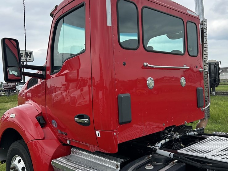 2016-kenworth-t880-image-15