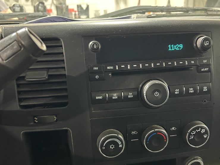 2011-chevrolet-3500hd-image-10