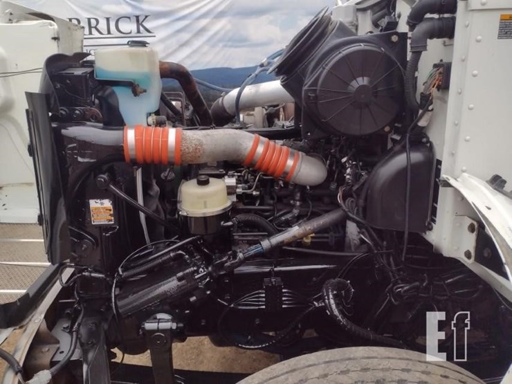 2009-peterbilt-335-image-16