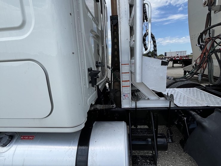2014-freightliner-cascadia-125-image-31