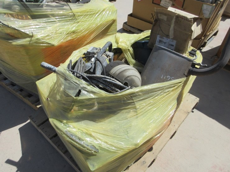 (4)-pallets-of-misc-items,-image-13
