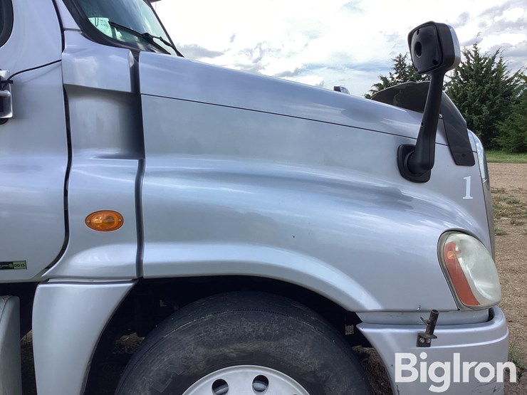 2011-freightliner-cascadia-ca125slp-t/a-truck-tractor-image-9