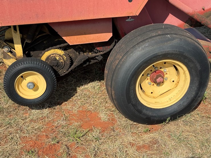 new-holland-660-image-10