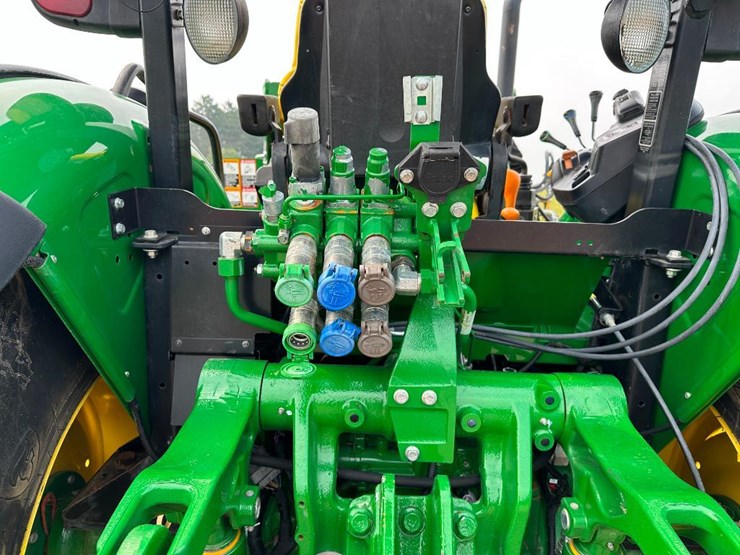 2018-john-deere-5075m-image-32