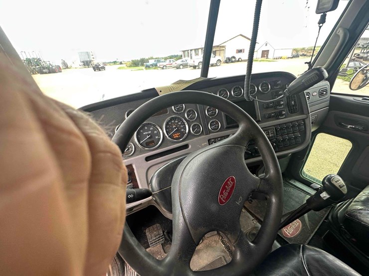 peterbilt-388-image-23