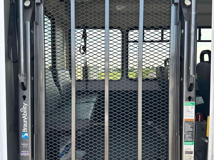 2017-ford-e450-image-13