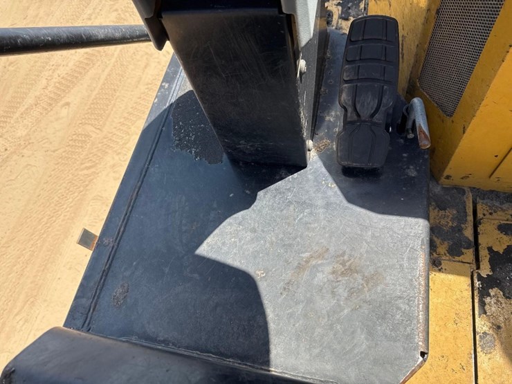 2015-caterpillar-ap-1055f-image-34