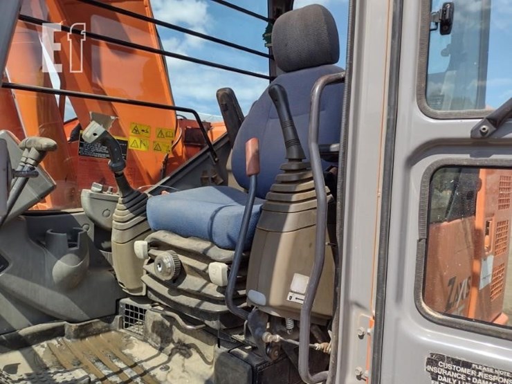 2007-hitachi-zx135us-image-13