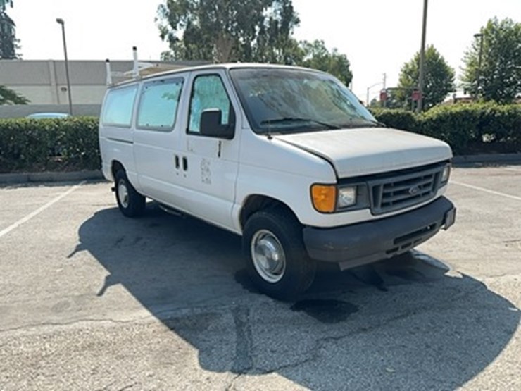 2004-ford-e350-image-1