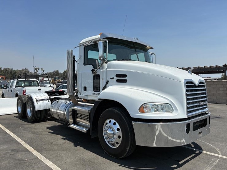 2018-mack-pinnacle-truck-tractor-image-2