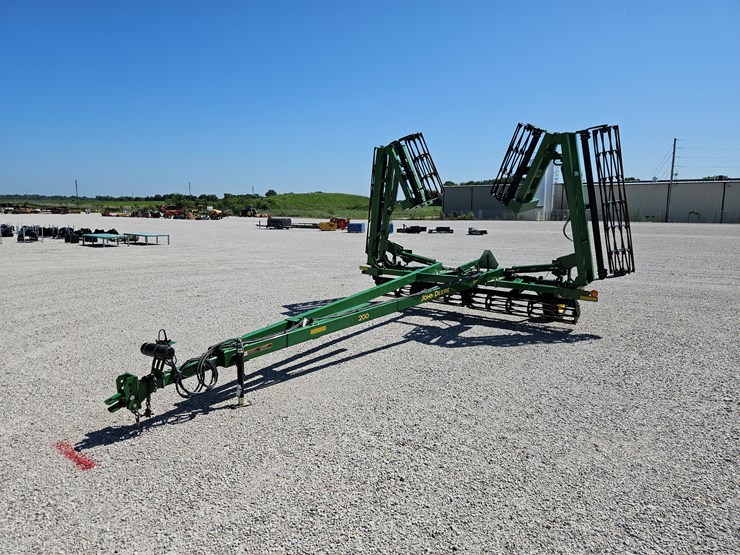 2016-john-deere-200-image-1