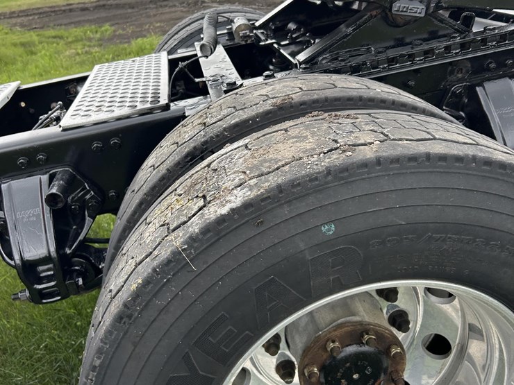2016-kenworth-t880-image-12