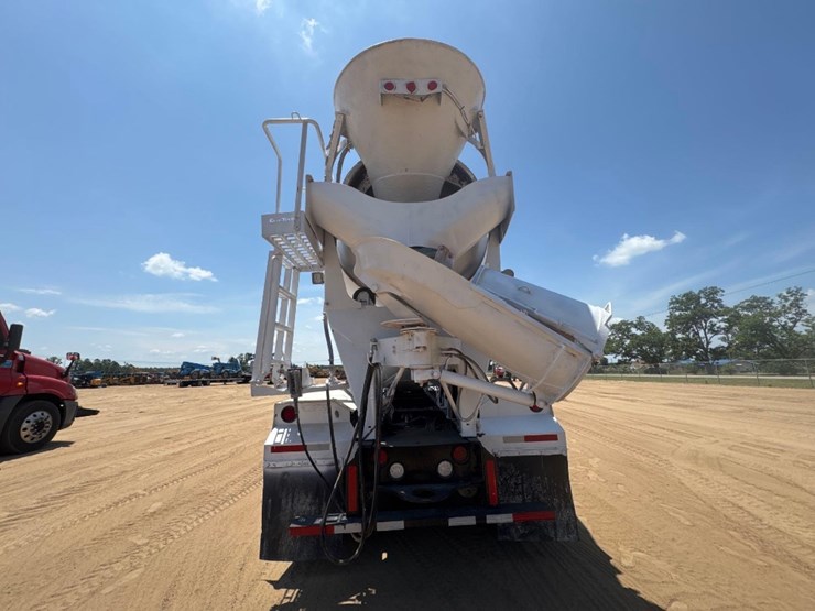 2015-peterbilt-class-8-cement-mixer-truck-image-7