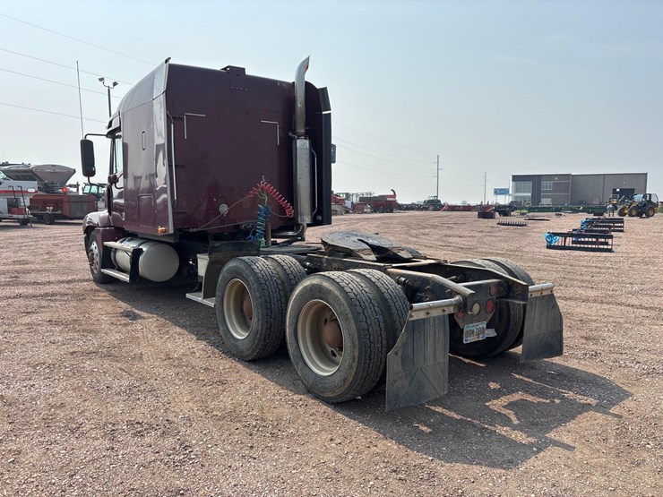 2001-freightliner-truck-tractor-image-4