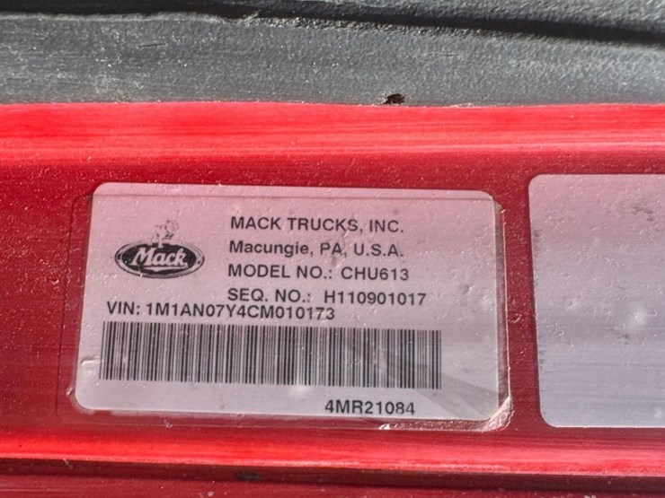 2012-mack-chu613-day-cab-flat-top-road-tractor-image-23