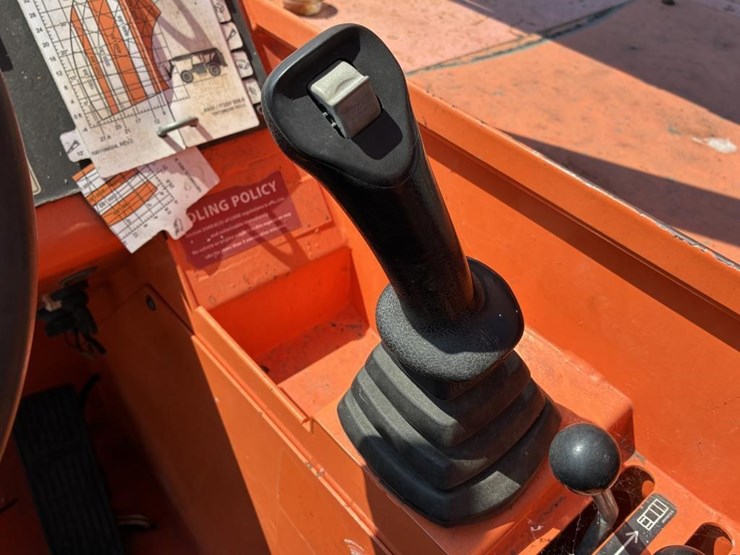 2015-jlg-8042-image-13