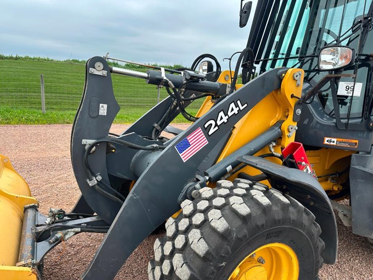 2019-deere-244l-image-29