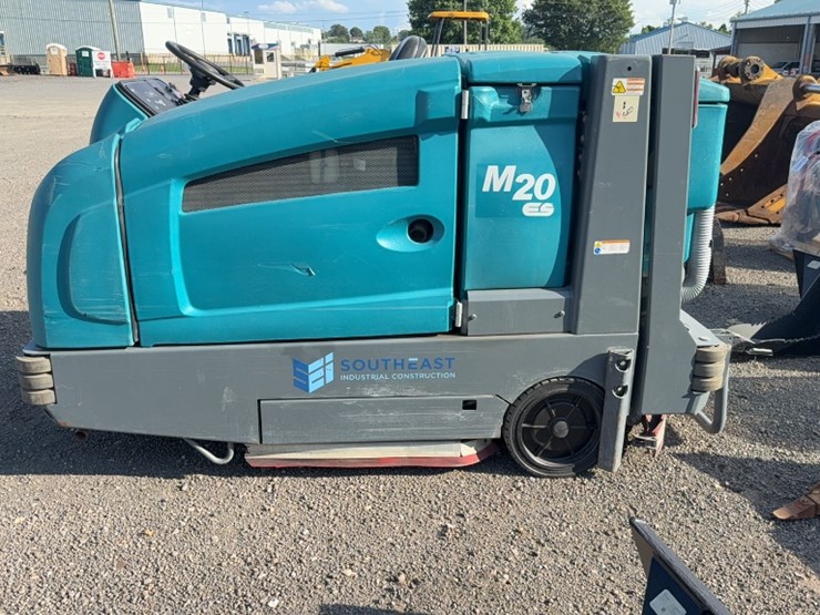 #2036-•-tennant-m20es-floor-scrubber-image-11