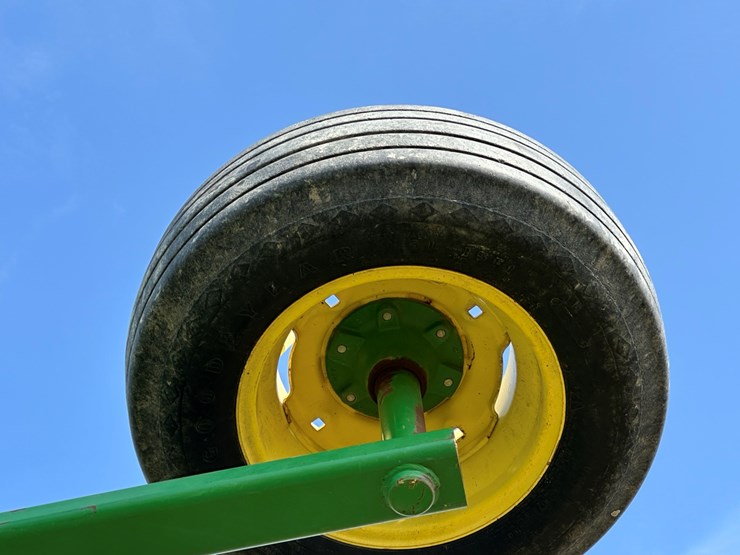 2012-john-deere-2210-image-13