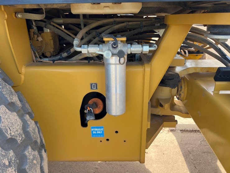2022-caterpillar-cs54b-image-23