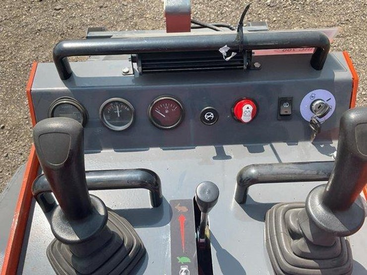 #1002-•-hurricane-hrc-700-mini-skid-steer-loader-image-17