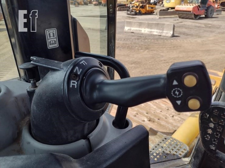 2010-caterpillar-d6n-lgp-image-11