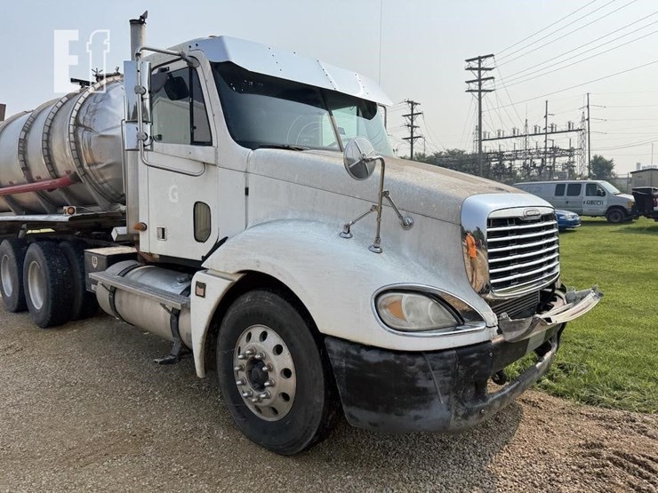 2003-freightliner-columbia-120-image-3