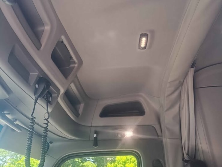 2021-peterbilt-567-image-11