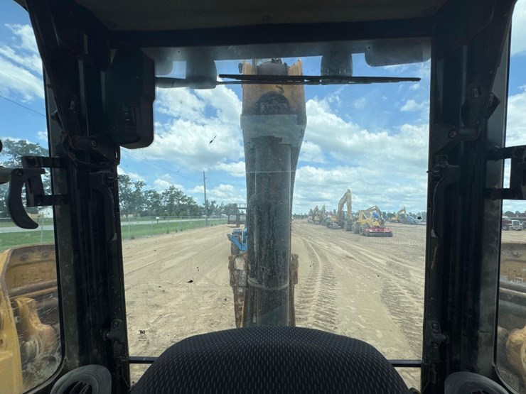 2019-caterpillar-440-image-37
