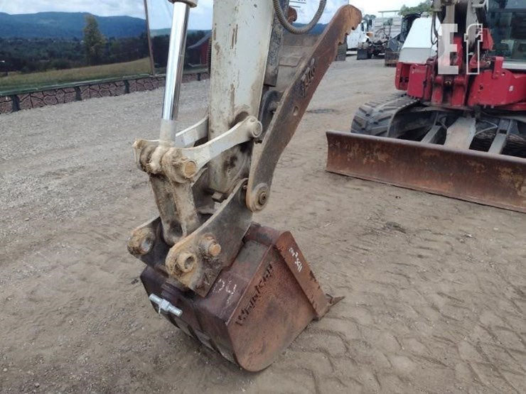 2015-takeuchi-tb280fr-image-16