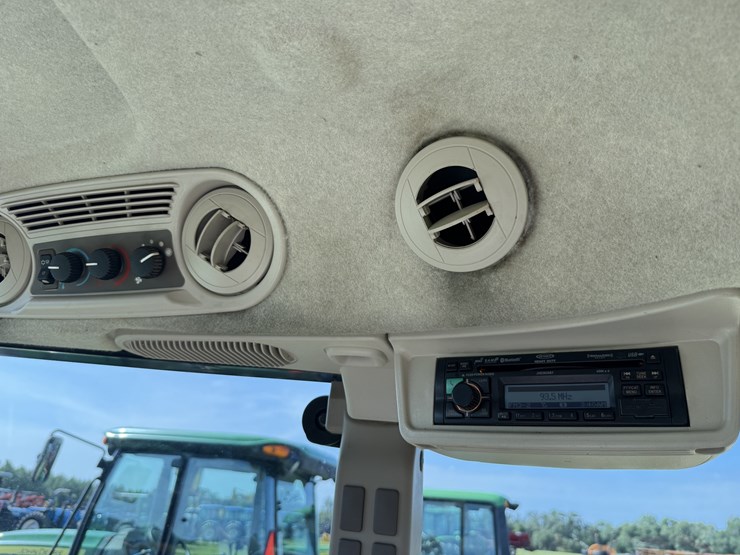 2014-john-deere-5100e-image-16