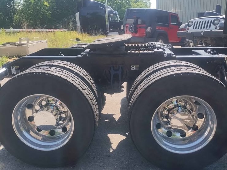 2021-peterbilt-567-image-18