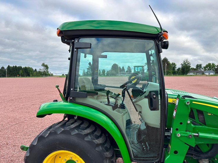 2022-john-deere-3033r-image-16