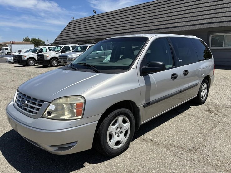 2004-ford-freestar-image-1