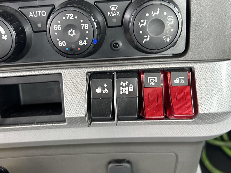 2016-kenworth-t880-image-28