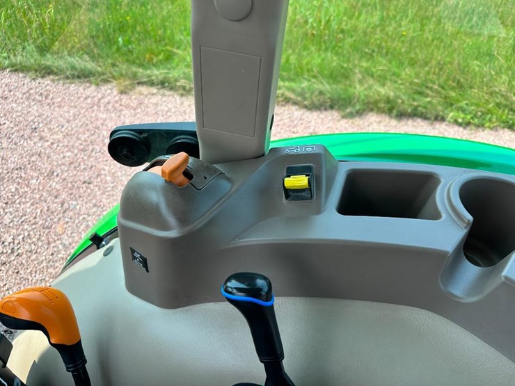 2020-john-deere-5075e-image-51