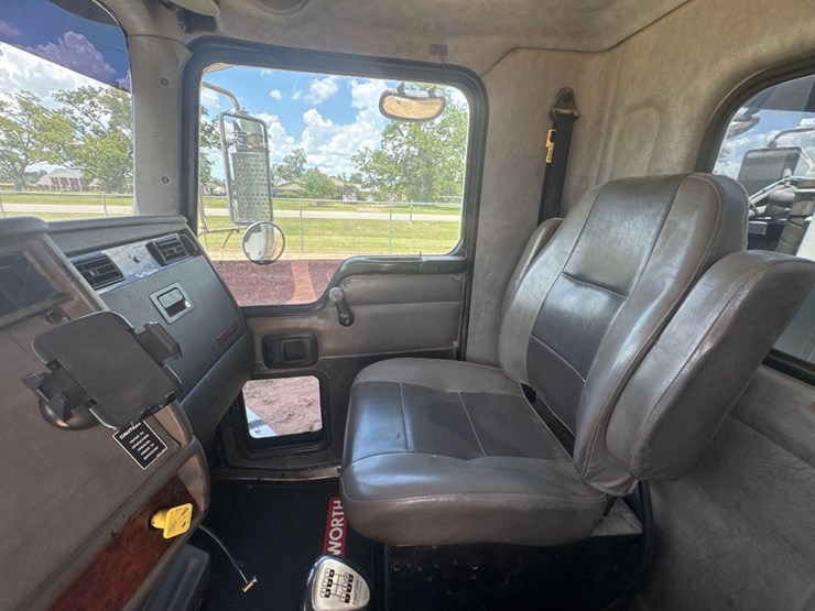 2006-kenworth-t300-image-28