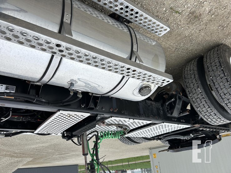 2016-kenworth-t880-image-25