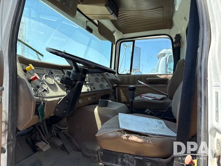 1995-ford-l9000-image-6