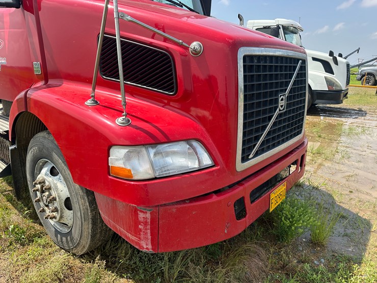 2013-volvo-10-image-23