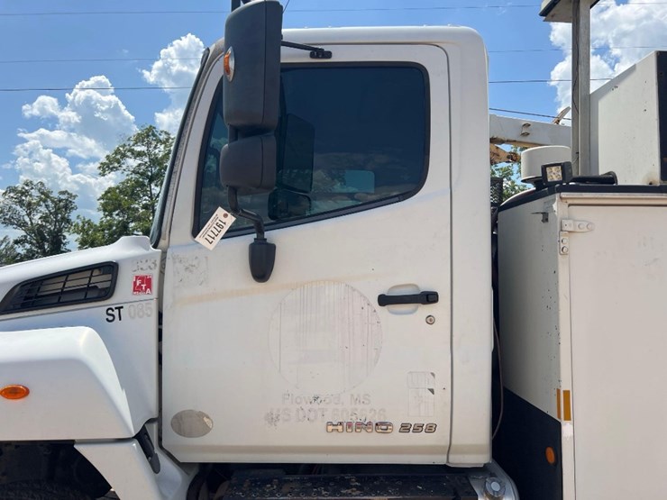 2018-hino-258-image-26