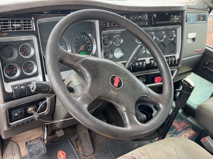 2008-kenworth-t800-image-16