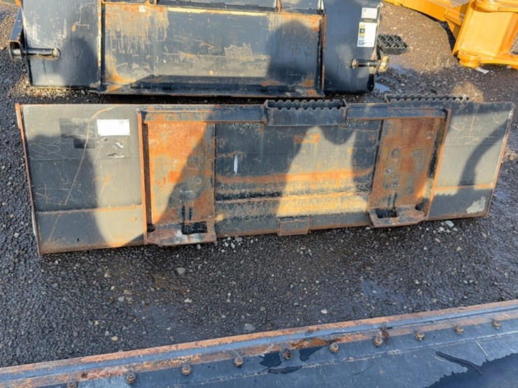 #2026-•-cat-72"-skid-steer-smooth-bucket-image-3